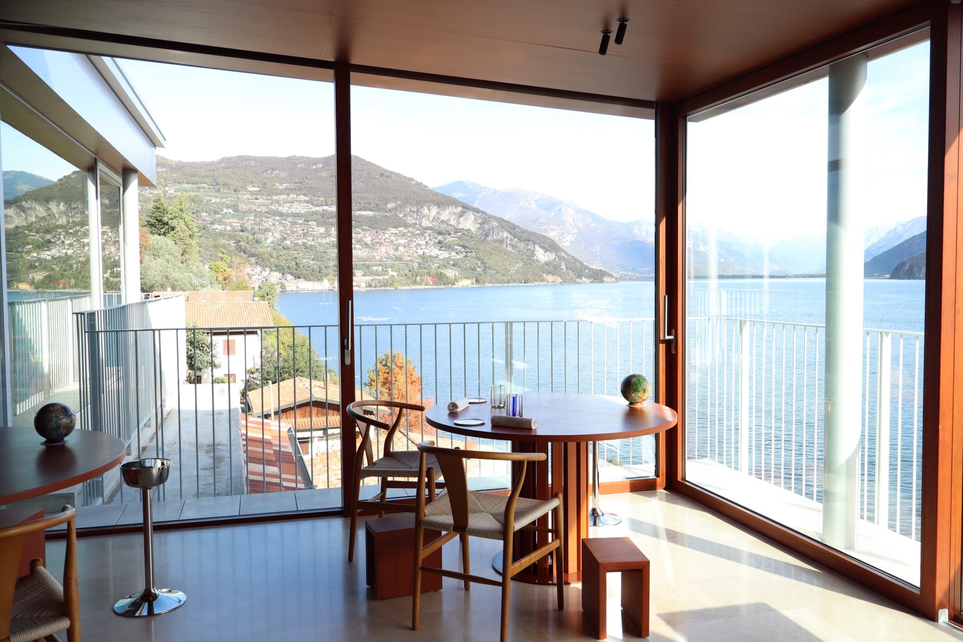 Ristorante sospeso tra acqua e architettura