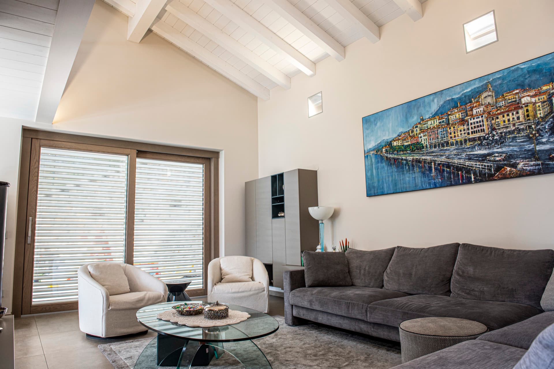 Villa moderna con vista lago